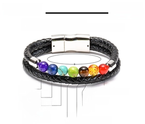 Dettaglio del bracciale in pelle con pietre laviche naturali e chiusura magnetica