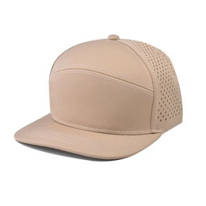 Dettaglio cappello baseball kaki con fori di ventilazione laser e visiera piatta