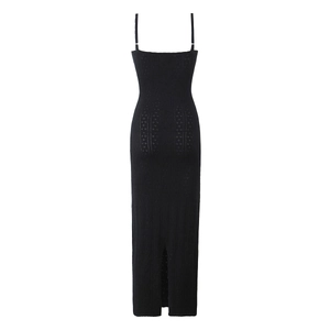 Vue détaillée du dos d'une robe noire en maille avec fente élégante et texture fine