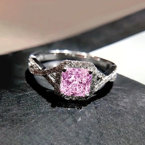 Détail d'une bague avec gemme rose taille coussin et anneau torsadé serti de pavé argenté
