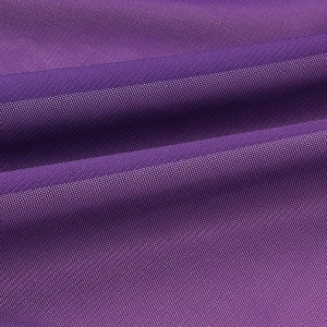 Macro d'un tissu en maille violet respirant avec texture fine et bordure ondulée
