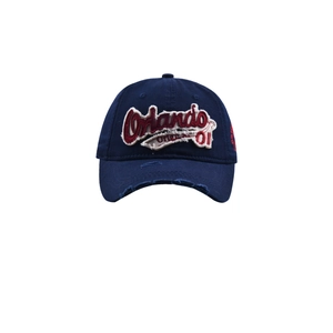 Detail der dunkelblauen Baseballkappe mit Orlando 01 Stickerei und Used-Look Saum