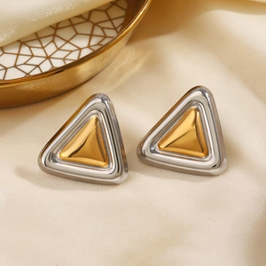 Boucles d'oreilles triangle minimalistes avec cadre argenté et cœur intérieur doré