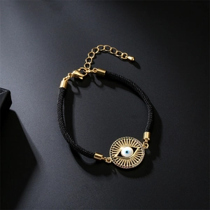 Détail du bracelet corde milanaise avec breloque œil bleu, zircons et fermoir doré