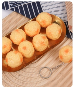 Dettaglio di finte polpette di pesce in PVC su vassoio per decorazioni DIY e giochi