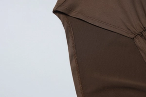 Detailaufnahme der Seitennaht und des Saums an einem braunen figurbetonten Sommerkleid