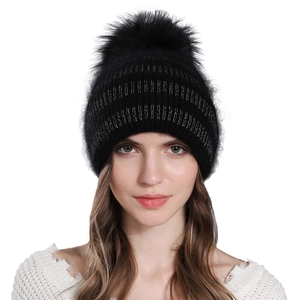 Bonnet en tricot noir avec rayures en lurex argenté et grand pompon en fausse fourrure