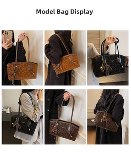 Détail de grands sacs cabas léopard en similicuir marron, noir et café avec bandoulière