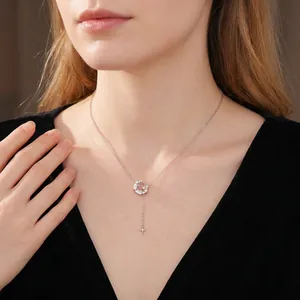 Collier chic en argent avec pendentif cœur en zircon rose et petit détail croix