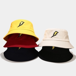 Bobs d'extérieur en coton avec éclair brodé en jaune, rouge, crème et noir classique