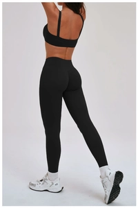Détail du legging de yoga noir à taille haute avec coutures sculptantes et effet push-up
