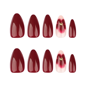 Faux ongles amande rouge bordeaux élégants avec motifs fleurs et perles dorées