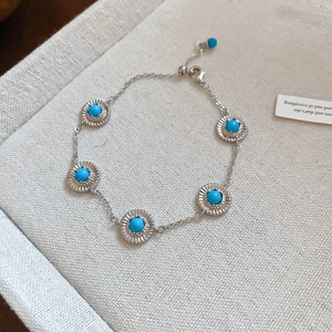 Détail du bracelet vintage en résine avec pierres bleues et base en métal argenté