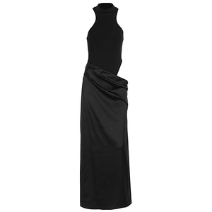 Détail de la robe noire avec haut en maille côtelée, jupe satinée et taille ajourée