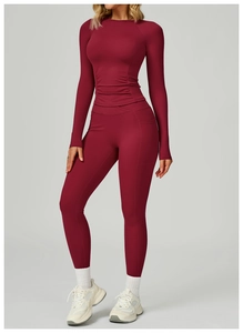 Makroaufnahme der burgunderroten Yoga-Leggings mit praktischer Seitentasche