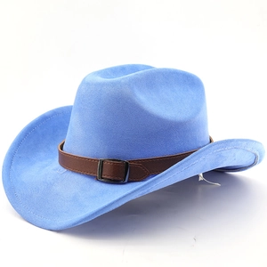 Detail eines hellblauen Cowboyhuts aus Wildlederimitat mit braunem Lederband und Metallschnalle