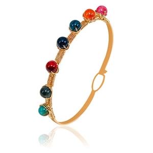 Detalle de brazalete abierto dorado con siete cuentas de piedras preciosas de colores