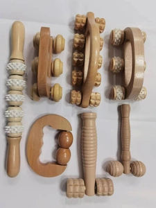 Detailansicht des 7-teiligen Holz-Massage-Rollensets auf einem sauberen weißen Hintergrund
