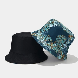 Détail du chapeau réversible avec tissu noir uni et imprimé floral de feuilles tropicales
