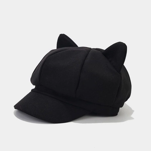 Détail de la casquette gavroche noire en laine avec oreilles de chat et texture robuste