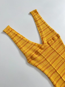 Detailansicht der gelb und orange gestreiften Strickweste mit feiner Rippenstruktur