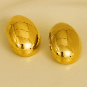 Macro detail of gold-plated 304 stainless steel drop earrings with a mirror-polished finish