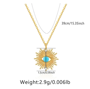 Detailopname van gouden zonnemedallion ketting met blauwe steen en afmetingen