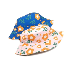 Détails des bobs à motif floral montrant les coutures et la texture en toile de coton
