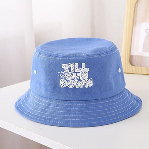 Detailaufnahme des blauen Baumwoll-Sonnenhutes mit weißer Stickerei und Sonnen-Motiv