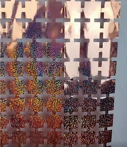 Dettaglio della tenda laser colorata con motivi a quadrati olografici per decorazione festa