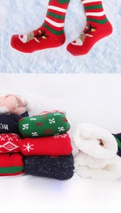 Détail de la doublure polaire et de la semelle antidérapante des chaussettes de Noël