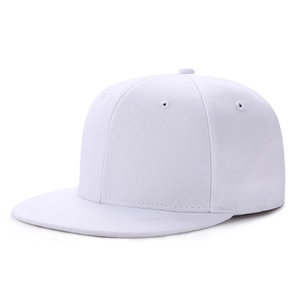 Gros plan détaillé montrant les coutures et la texture du tissu d'une casquette hip-hop