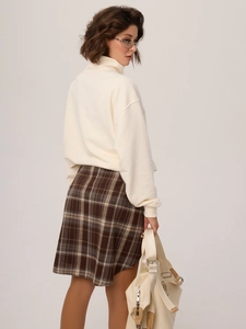 Pull beige à demi-zip avec imprimé de lettres et tenue de jupe à carreaux marron