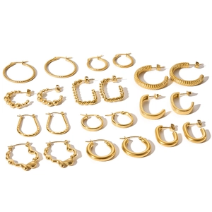 Set aus minimalistischen, 18 Karat vergoldeten Edelstahl-Creolen in diversen geometrischen Designs