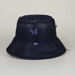 Chapeau cloche en dentelle bleu marine avec broderie papillon 3D et maille respirante
