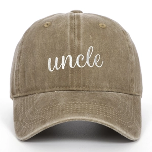 Detailansicht der Uncle-Stickerei auf einer verwaschenen khakifarbenen Baseballkappe