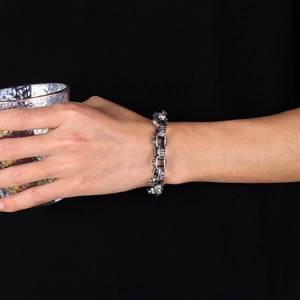 Détail d'un bracelet tête de lion rétro en acier inoxydable avec finition argentée punk