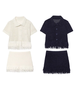 Dettaglio del set due pezzi in maglia con frange, top polo e gonna coordinata