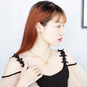 Ensemble collier avec pendentif cœur doré et boucles d'oreilles assorties porté