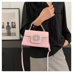 Gros plan du sac à main en cuir PU rose avec une boucle carrée en strass scintillants