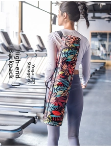 Détail du sac à tapis de yoga cylindrique avec imprimé tropical et poche latérale