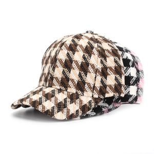 Vue détaillée des casquettes en laine à motif pied-de-poule montrant la texture et les coloris