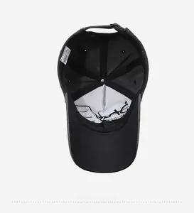 Détail intérieur d'une casquette vintage en coton noir avec doublure et étiquette