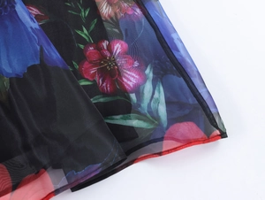 Vue détaillée du tissu en organza noir léger avec texture élégante à imprimé floral