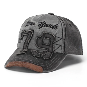 Detail der New York Stickerei und des Distressed Patch 79 auf der Vintage-Kappe