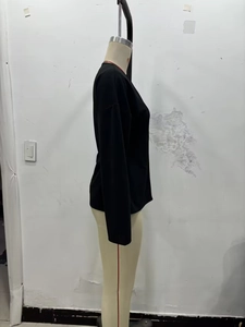 Vue latérale détaillée d'un haut noir chic à manches longues et col en V pour femmes