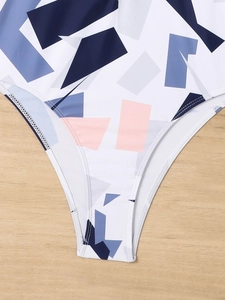 Détail de maillot de bain avec imprimé géométrique et coutures de finition précises