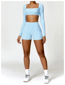 Détail de l'ensemble de yoga bleu clair avec short taille haute et crop top manches longues
