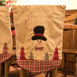 Weihnachts-Stuhlbezug mit Schneemann-Stickerei und rot-grauem Karo-Randdekor