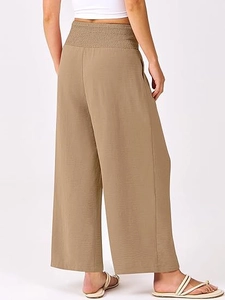 Détail de la taille élastique plissée sur un pantalon large raccourci de couleur kaki